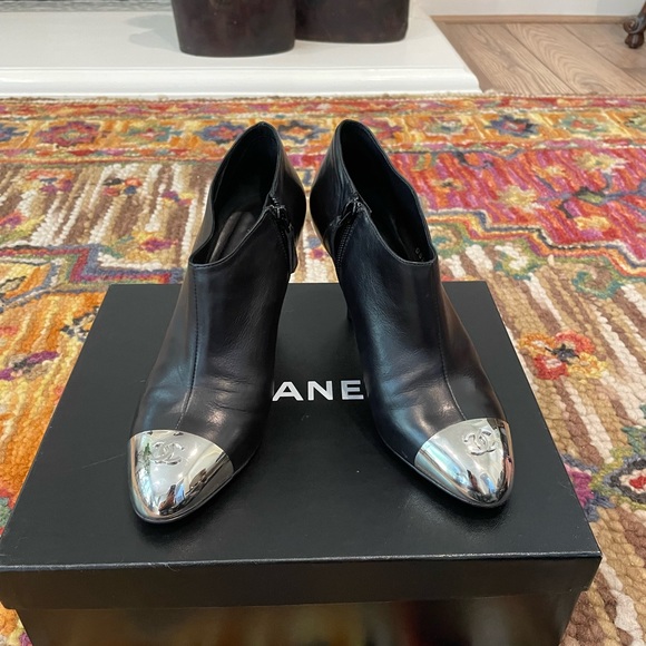 ๐บ๐๐บ Chanel Black Leather Booties with CC Logo Silver Toe Cap - Picture 5 of 10